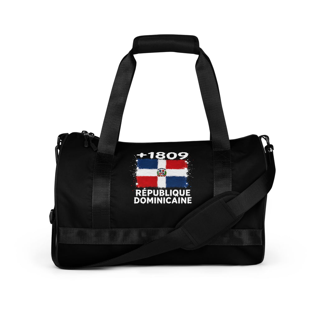 Sac de sport noir République Dominicaine +1809 avec drapeau dominicain floqué effet éclaboussure de peinture - vue de face avec bandoulière - Indicatif Fier