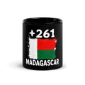 Mug Madagascar +261 noir vue de face, drapeau malgache et indicatif +261