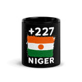 Mug Niger +227 noir vue de face, drapeau nigérien et indicatif +227