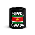Mug Guadeloupe +590 noir vue de face, drapeau guadeloupéen et indicatif +590