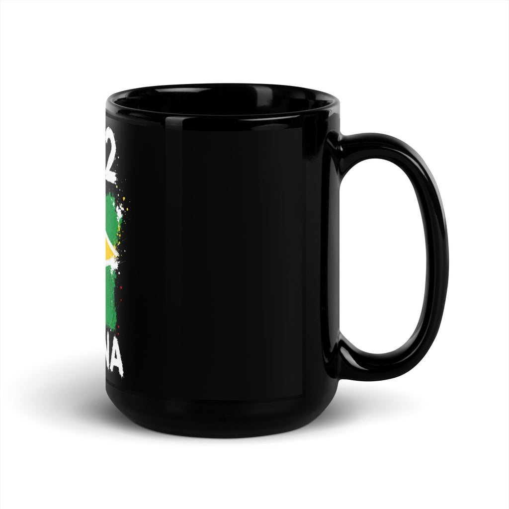 Mug Guyana +592 - Noir avec drapeau floqué effet éclaboussure de peinture - vue anse à droite - Indicatif Fier (15 oz)