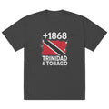 T-shirt oversize noir délavé Trinidad & Tobago +1868 avec drapeau trinidadien floqué effet éclaboussure de peinture - vue de face - Indicatif Fier