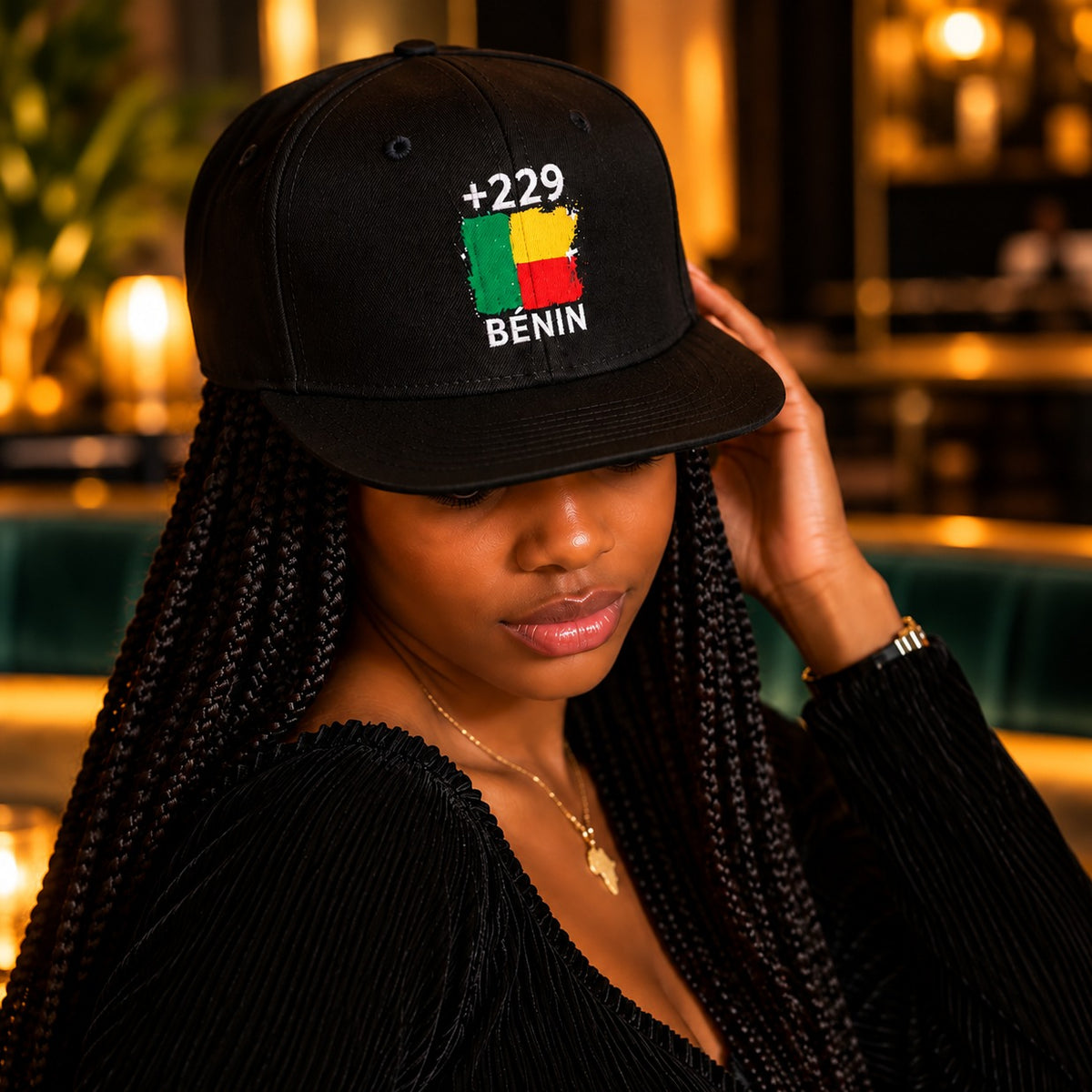 Snapback Bénin +229 - Noir portée, drapeau béninois floqué avec indicatif +229 - vue de face - Indicatif Fier