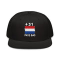 Snapback noire Pays Bas +31 avec drapeau néerlandais floqué effet éclaboussure de peinture - vue de face - Indicatif Fier