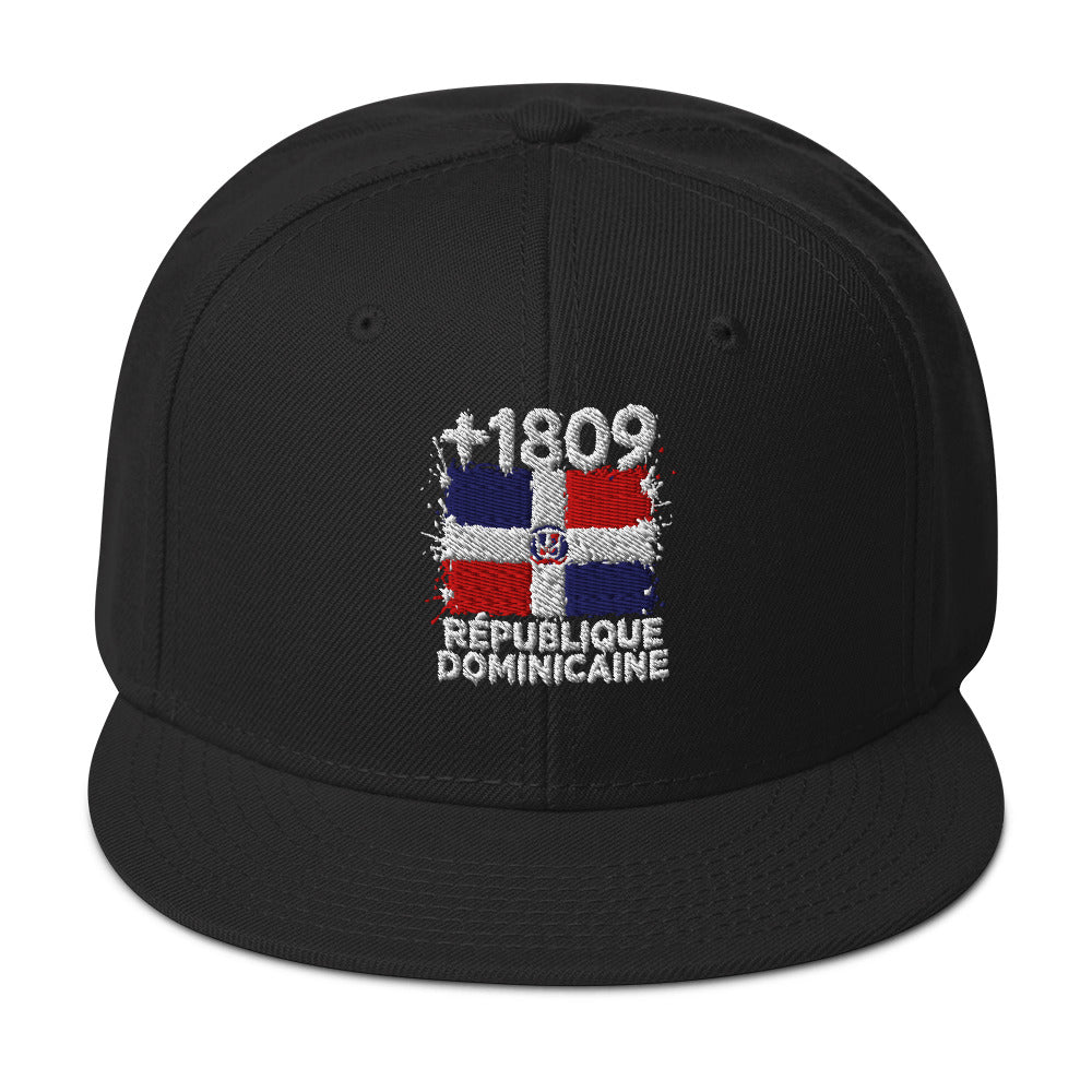 Snapback noire République Dominicaine +1809 avec drapeau dominicain brodé - vue de face - Indicatif Fier