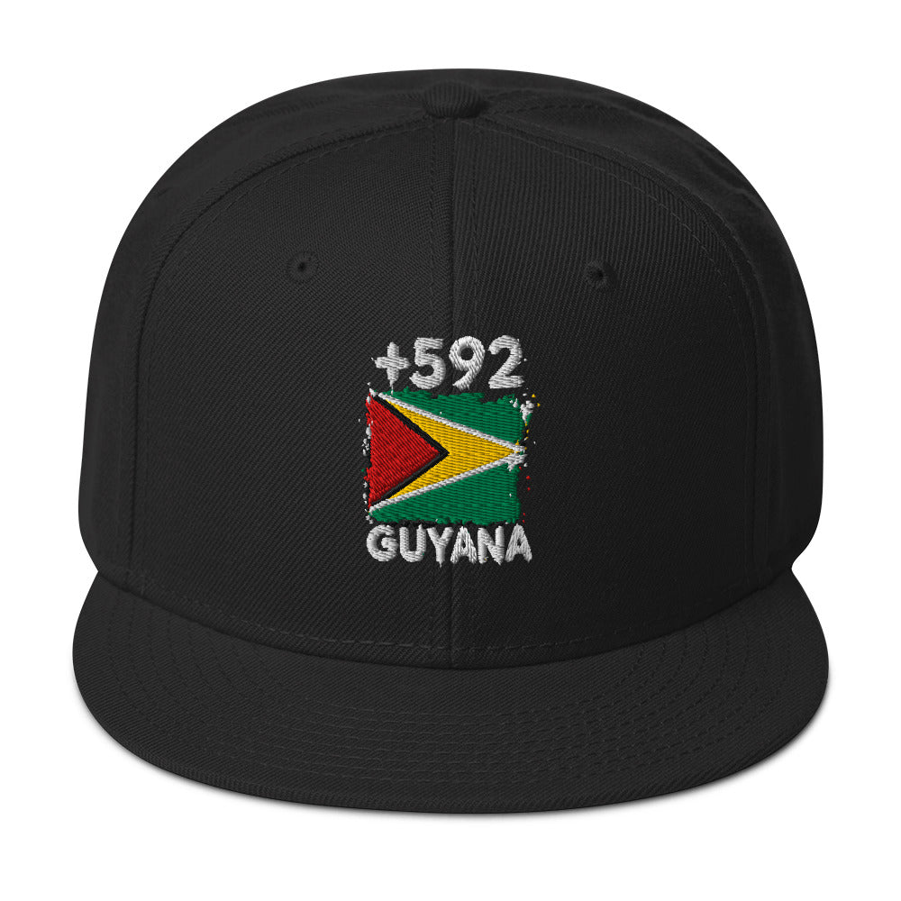 Snapback Guyana +592 vue de face, design brodé drapeau guyanien
