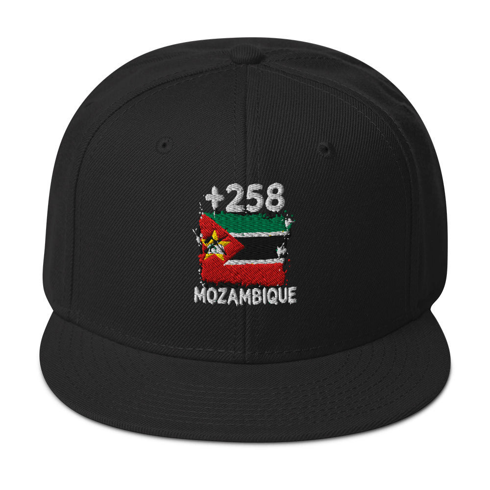 Snapback Mozambique +258 vue de face, design brodé drapeau mozambicain