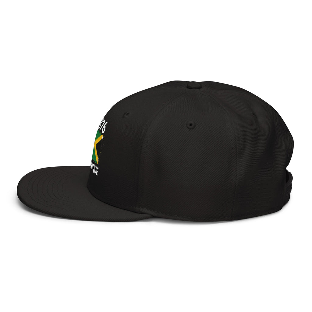 Snapback noire Jamaïque +1876 avec drapeau jamaïcain floqué effet éclaboussure de peinture - zoom côté gauche - Indicatif Fier