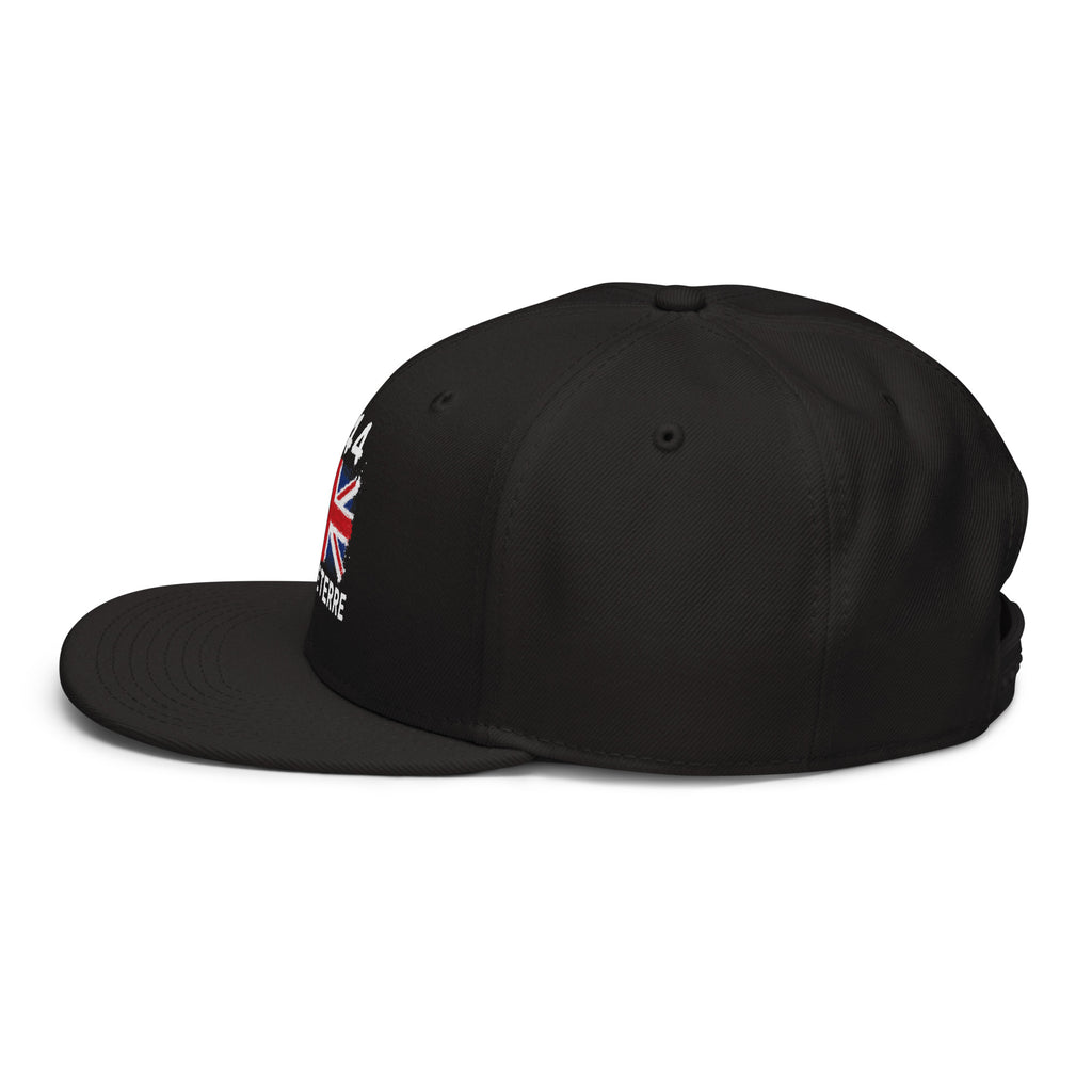 Snapback Angleterre +44 avec drapeau floqué effet éclaboussure de peinture - vue de profil gauche - Indicatif Fier