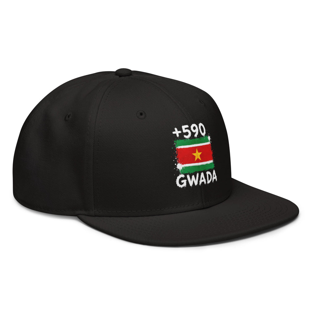 Snapback Guadeloupe +590 - Noir avec drapeau floqué effet éclaboussure de peinture - vue de trois-quarts droit - Indicatif Fier