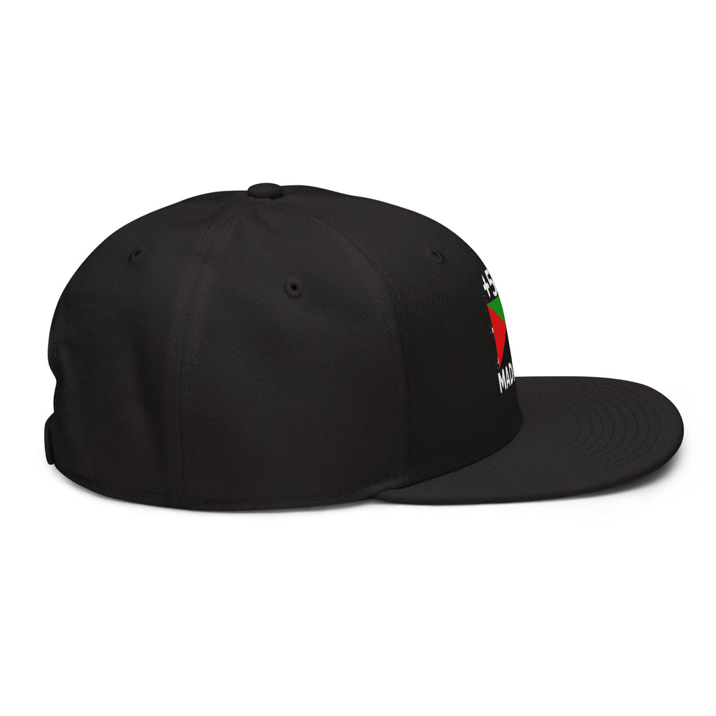 Snapback Martinique +596 - Noir avec drapeau floqué effet éclaboussure de peinture - vue de profil droit - Indicatif Fier