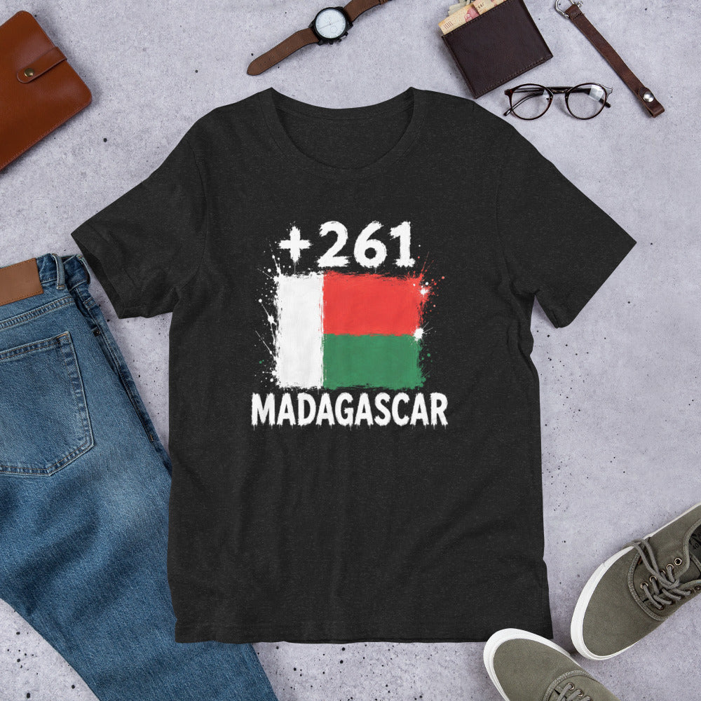 T-shirt Madagascar +261 - Noir avec drapeau floqué effet éclaboussure de peinture - vue de face - Indicatif Fier