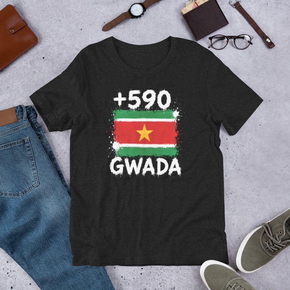 T-shirt Guadeloupe +590 - Noir avec drapeau floqué effet éclaboussure de peinture - vue de face - Indicatif Fier